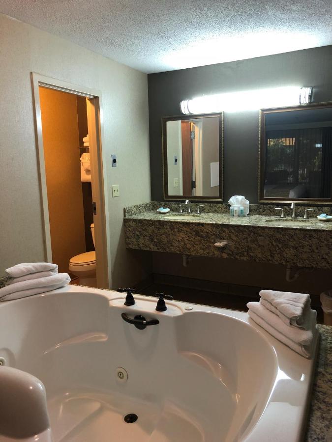 King Suite with Spa Bath at C'mon Inn Billings
