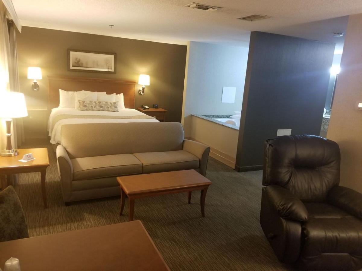 King Suite with Spa Bath at C'mon Inn Billings