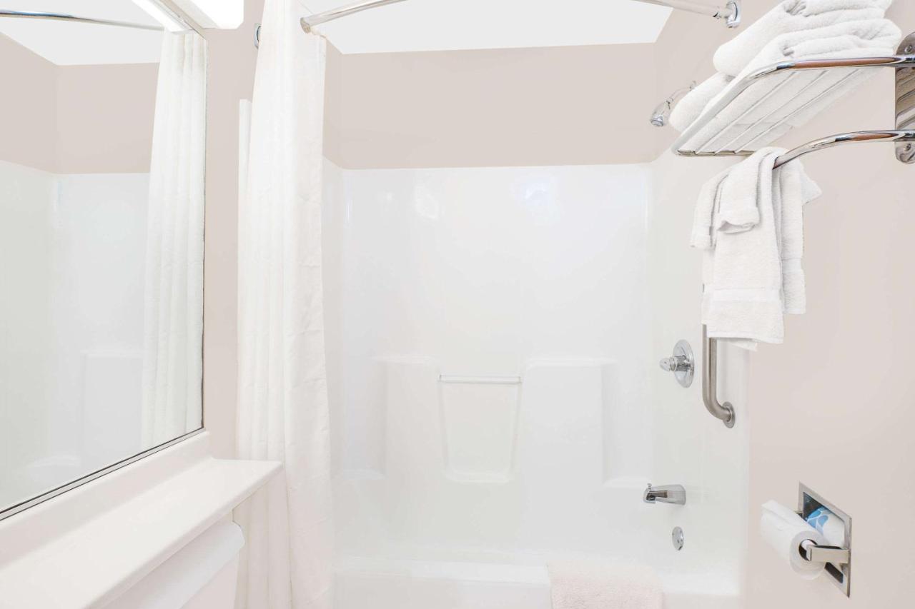 Queen Room - Non-Smoking at Microtel Inn & Suites by Wyndham Colfax/Newton
