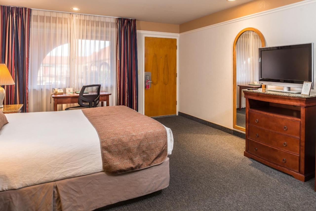 Queen Room at Laurel Inn Motel