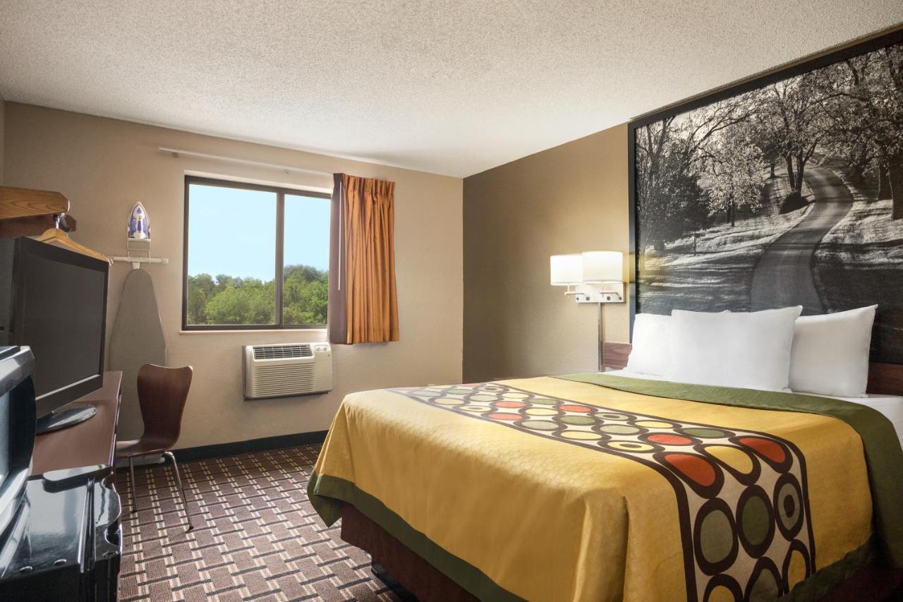 Queen Room - Smoking at Super 8 by Wyndham Mayfield