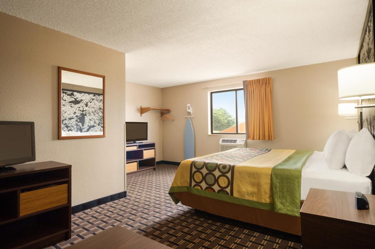 King Suite at Super 8 by Wyndham Mayfield