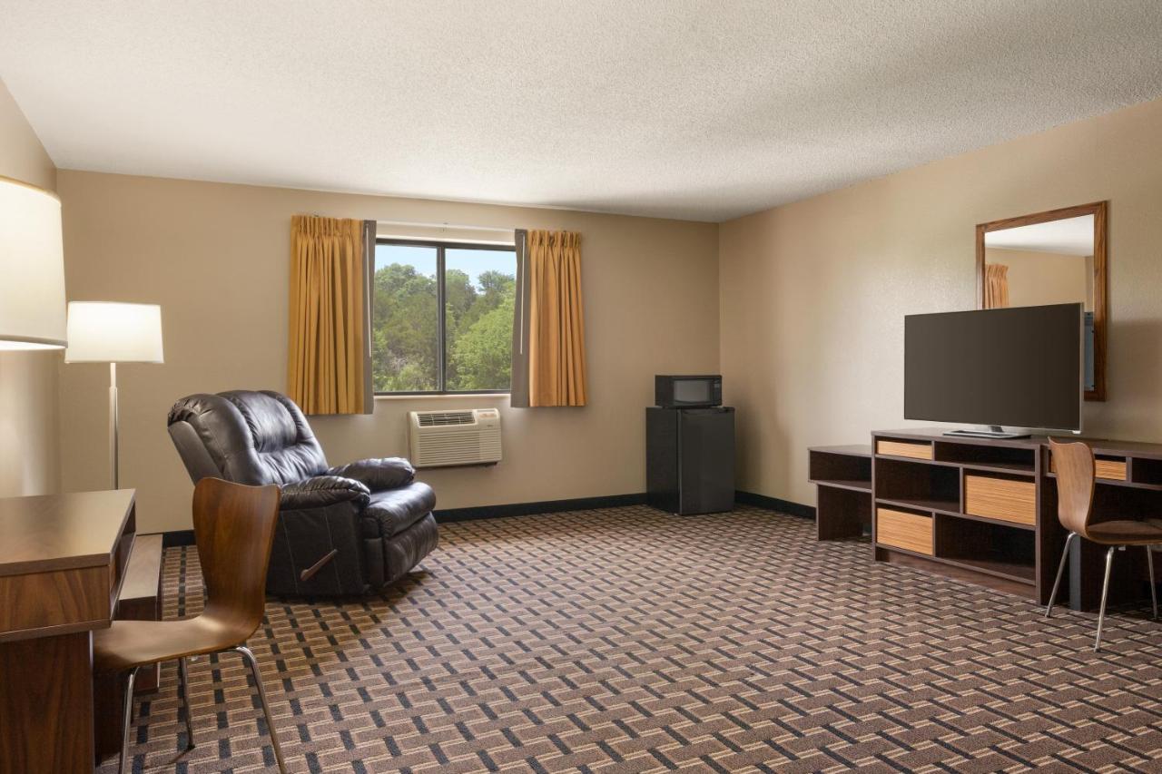 One-Bedroom King Suite - Non-Smoking at Super 8 by Wyndham Mayfield