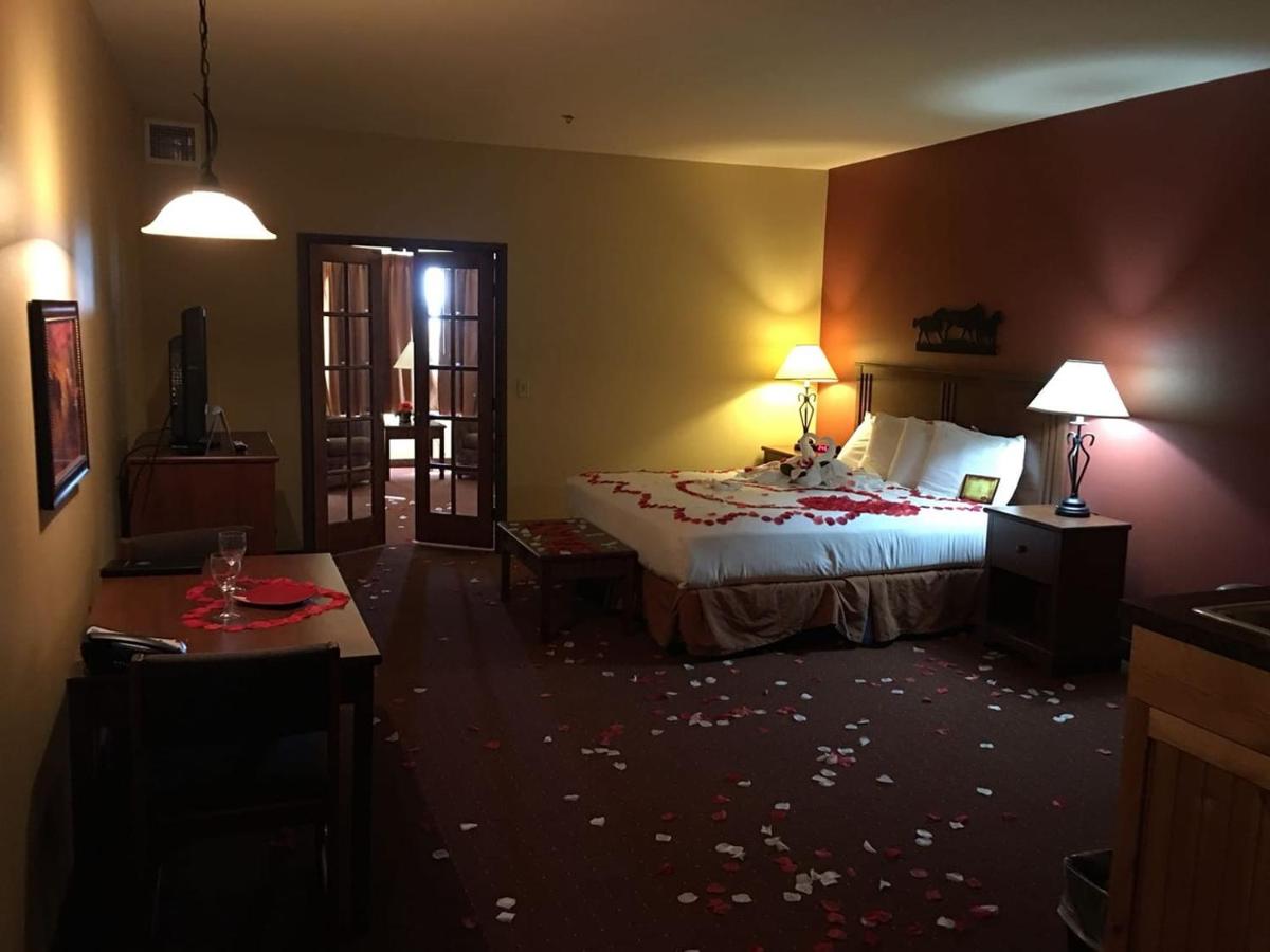 Suite with Whirlpool at Arbuckle Lodge