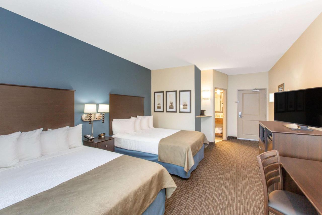 Deluxe Business Queen Room - Non-Smoking at AmericInn by Wyndham Humboldt