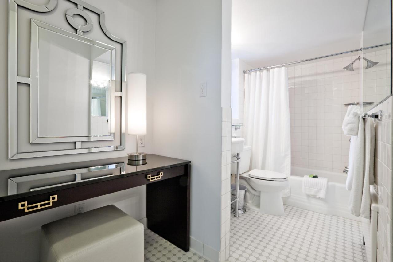 Accessible Deluxe King at State Plaza Hotel