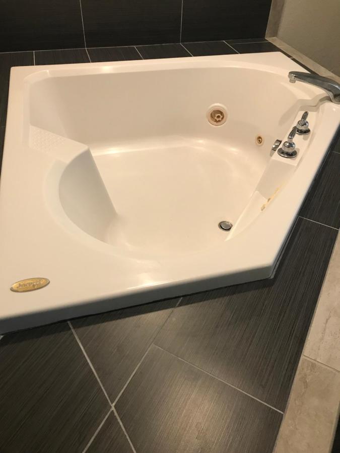 Queen Suite with Spa Bath - Non-Smoking at Microtel Inn & Suites by Wyndham Urbandale/Des Moines