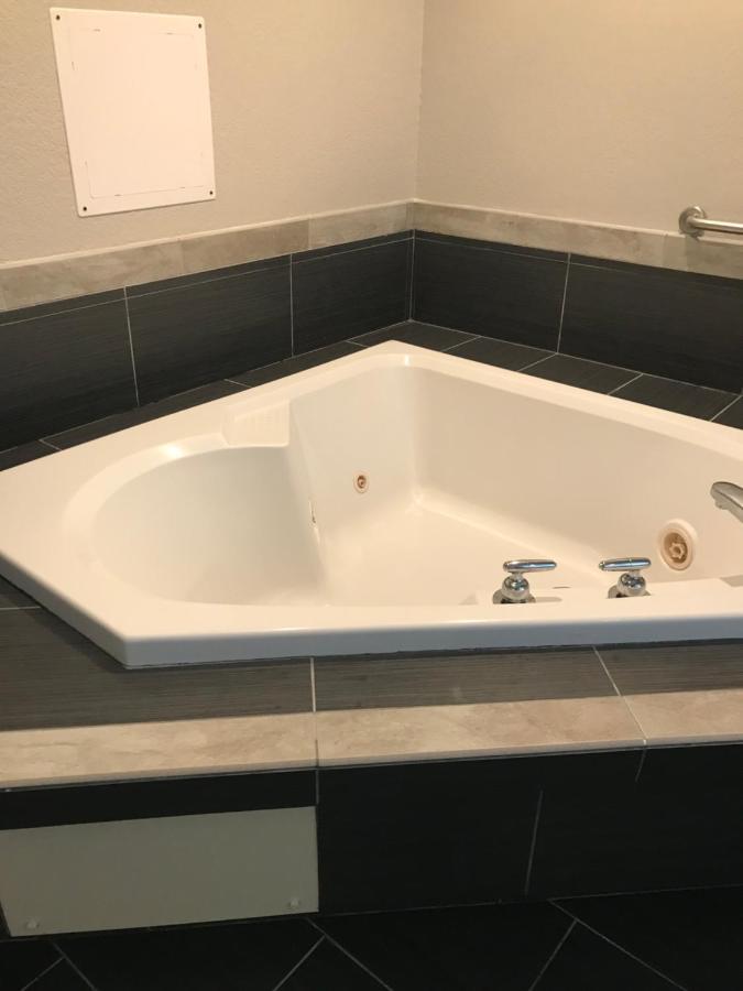 Queen Suite with Spa Bath - Non-Smoking at Microtel Inn & Suites by Wyndham Urbandale/Des Moines