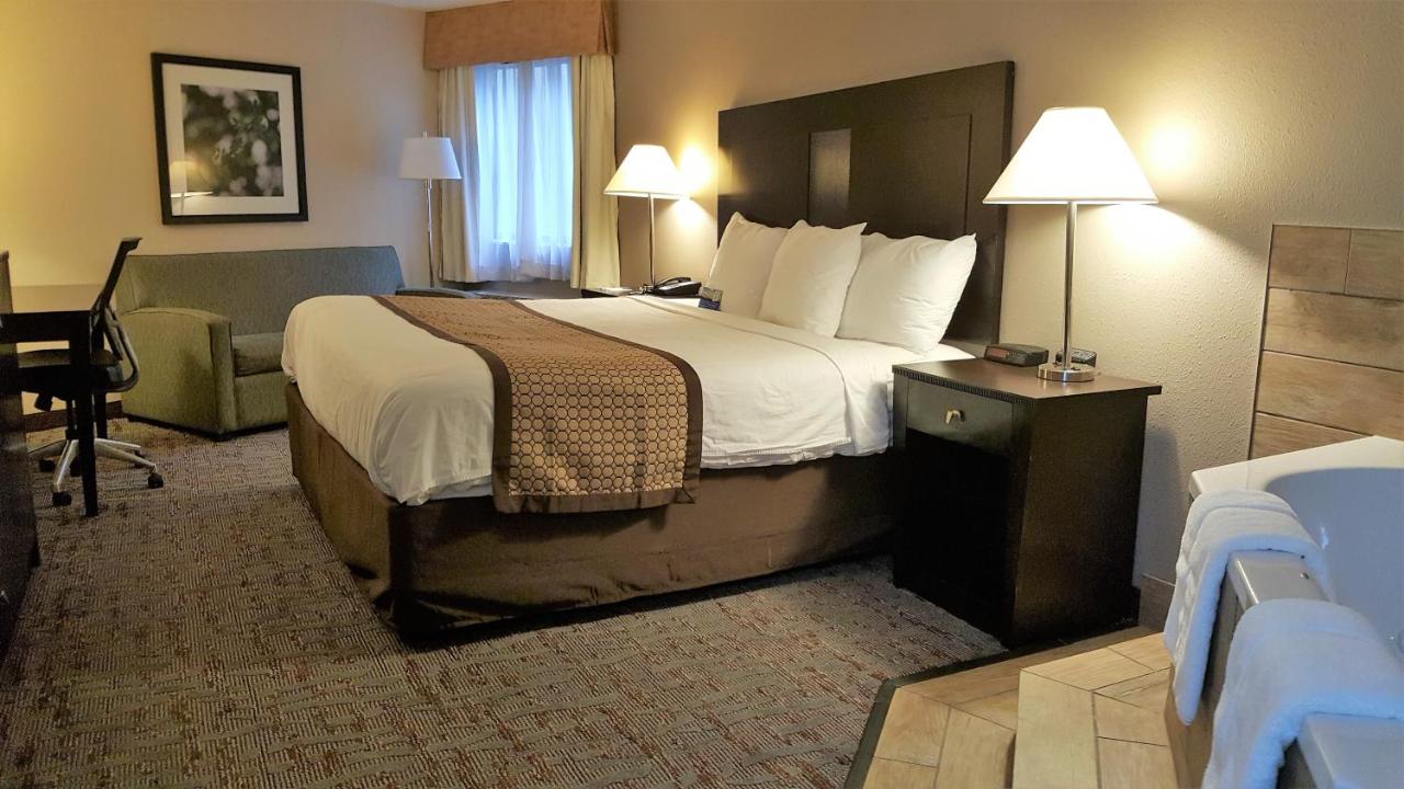 King Studio Suite with Jacuzzi - Non-Smoking at Baymont by Wyndham Belleville Airport Area