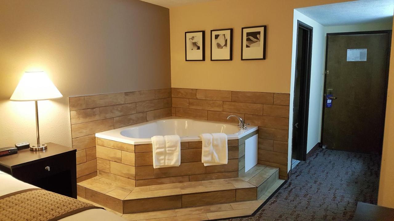 King Studio Suite with Jacuzzi - Non-Smoking at Baymont by Wyndham Belleville Airport Area