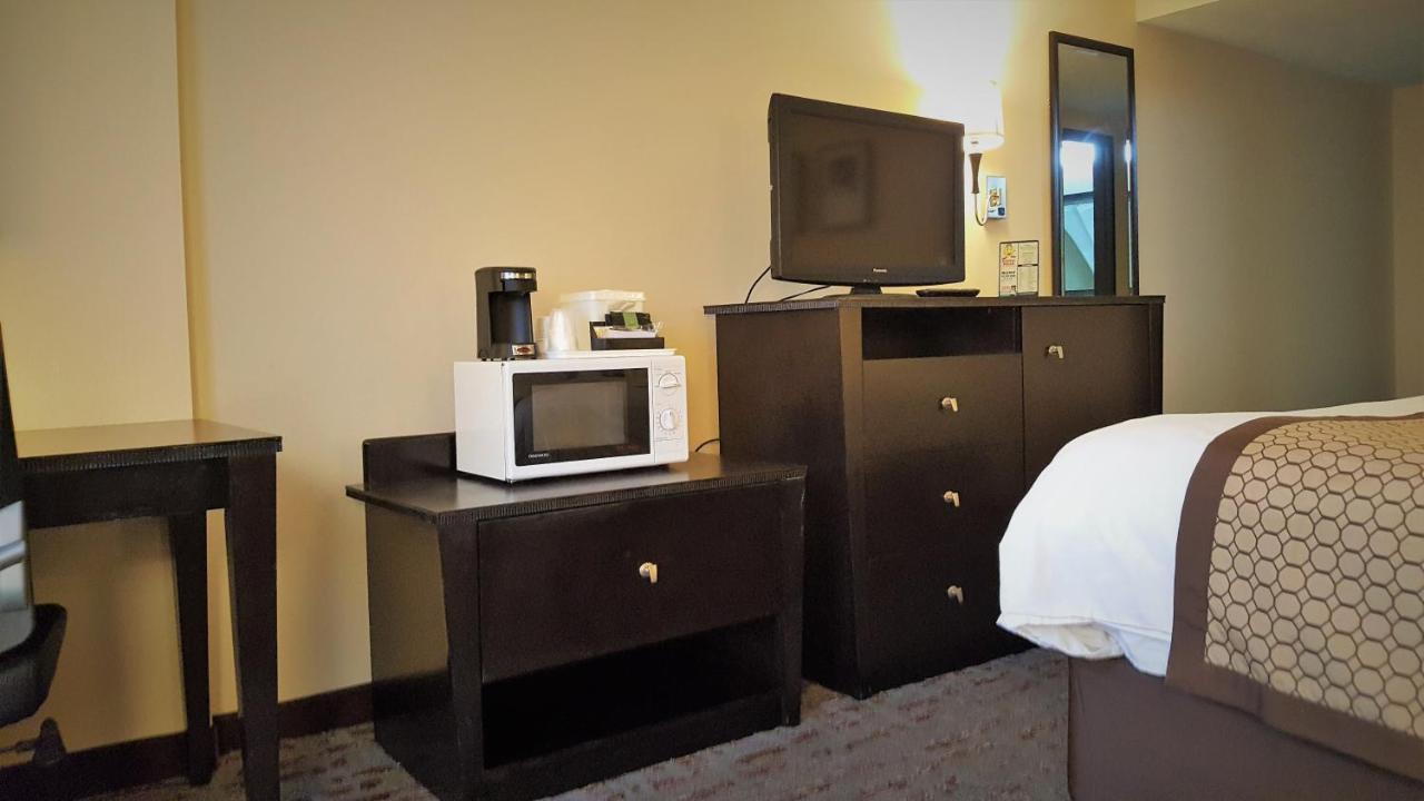 Queen Room - Mobility Access/Non-Smoking at Baymont by Wyndham Belleville Airport Area