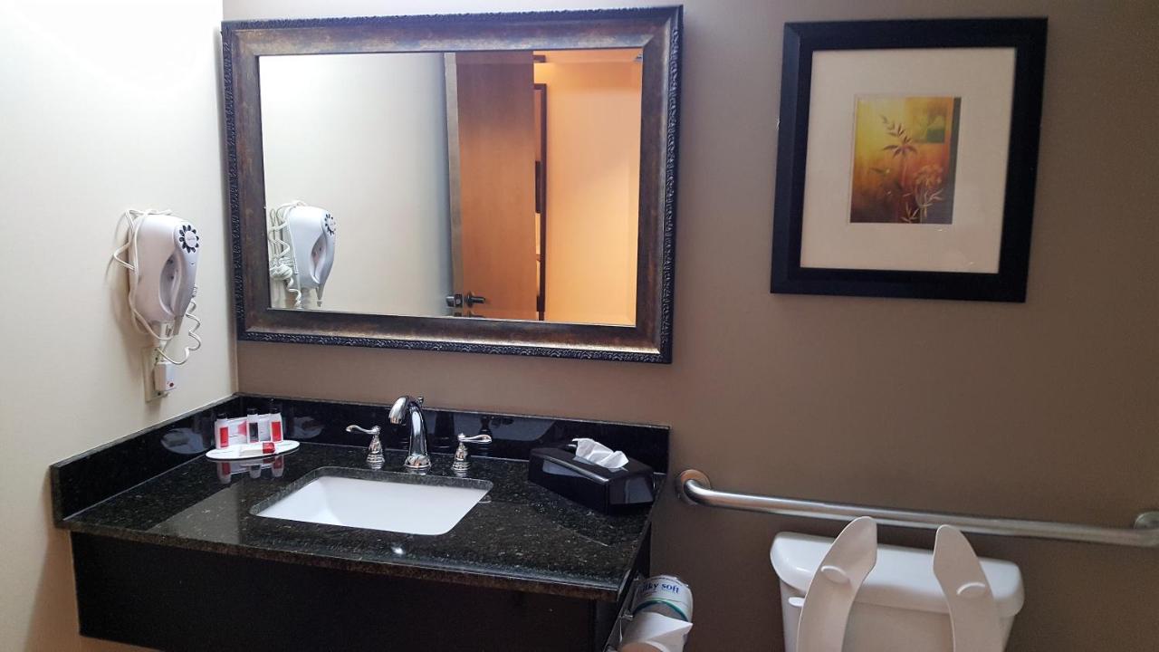 Queen Room - Mobility Access/Non-Smoking at Baymont by Wyndham Belleville Airport Area