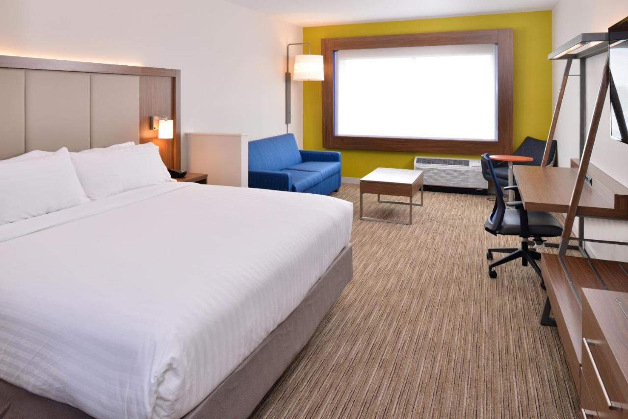 Suite - Disability Access Roll in Shower/Non-Smoking at Holiday Inn Express & Suites Madison by IHG