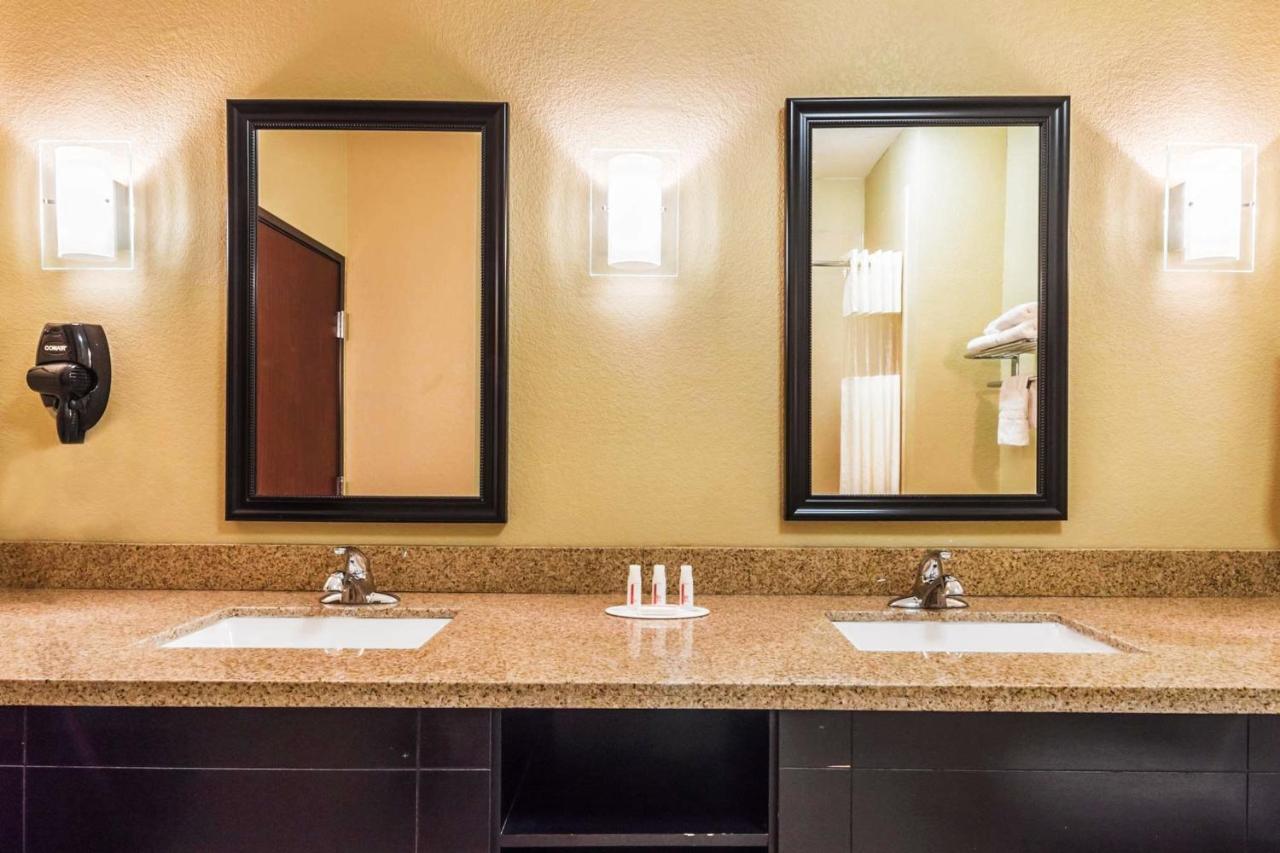 Superior King Room - Non-Smoking at Days Inn & Suites by Wyndham Mineral Wells
