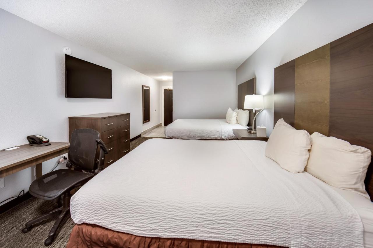 Queen Room with Two Queen Beds at Red Lion Inn & Suites Grants Pass