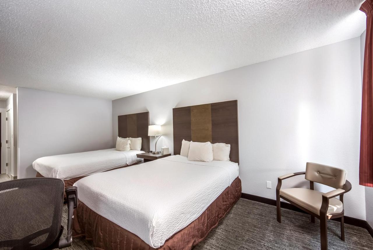 Queen Room with Two Queen Beds at Red Lion Inn & Suites Grants Pass