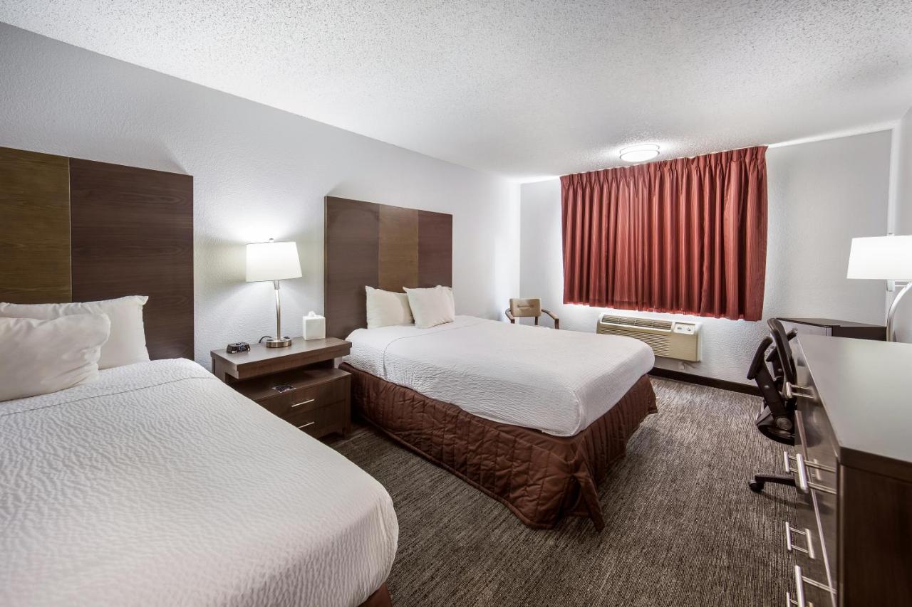 Queen Room with Two Queen Beds at Red Lion Inn & Suites Grants Pass