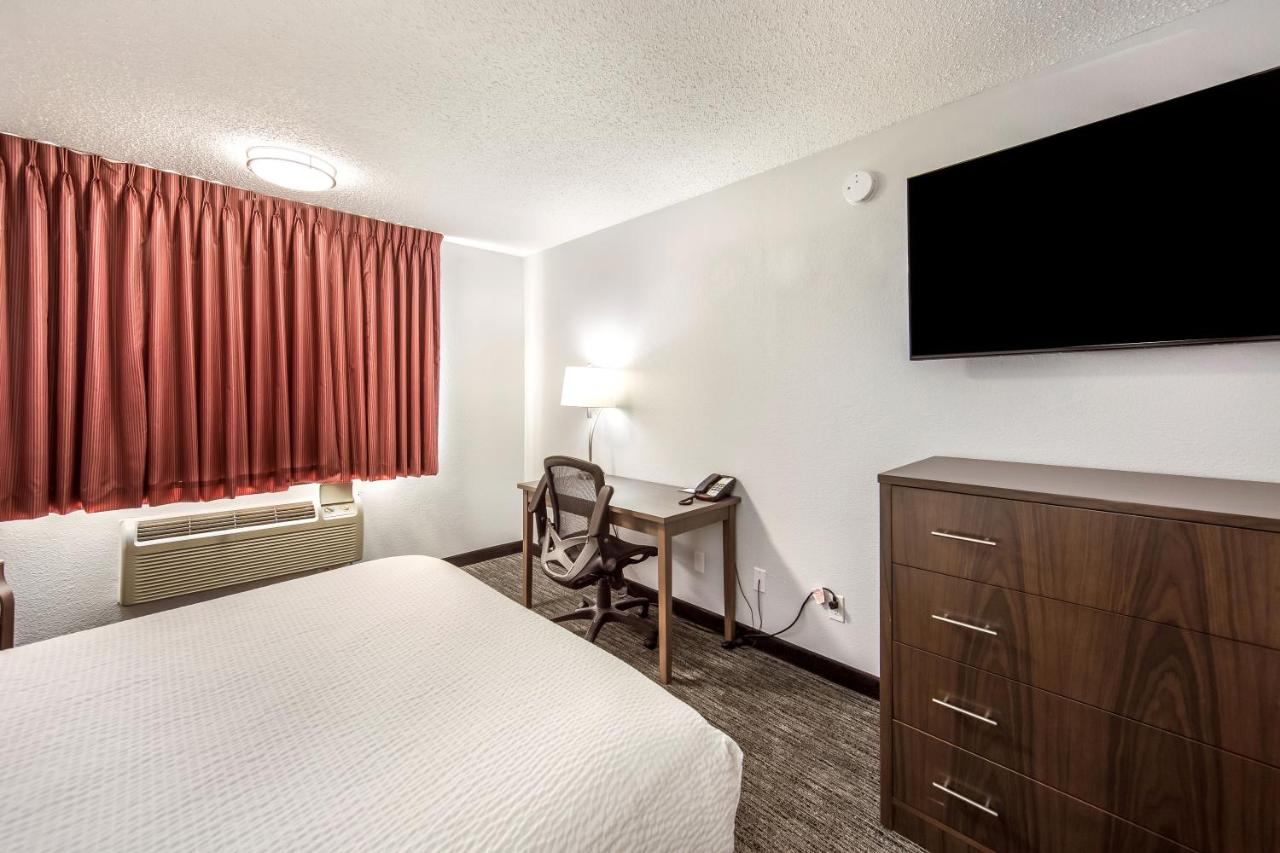 Queen Room with Two Queen Beds at Red Lion Inn & Suites Grants Pass
