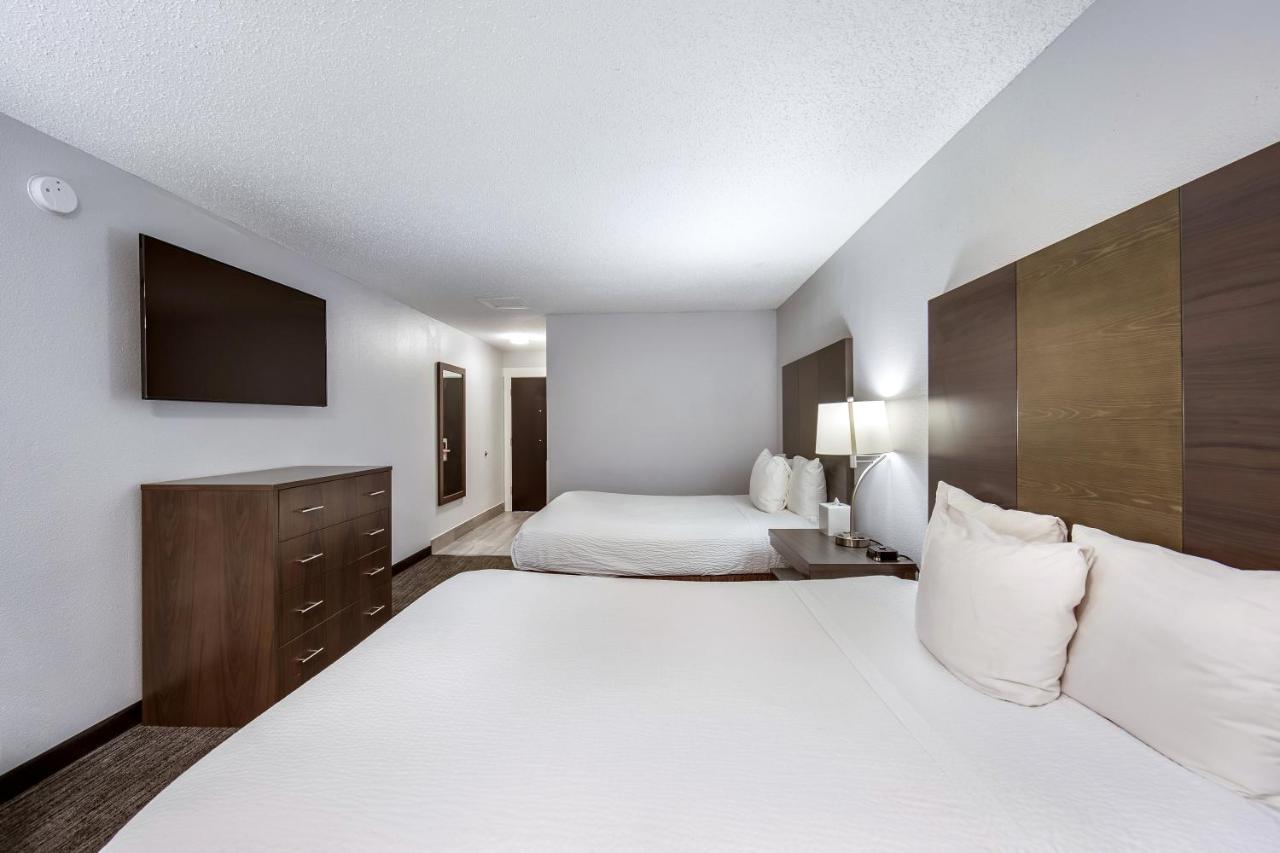 Queen Room with Two Queen Beds at Red Lion Inn & Suites Grants Pass
