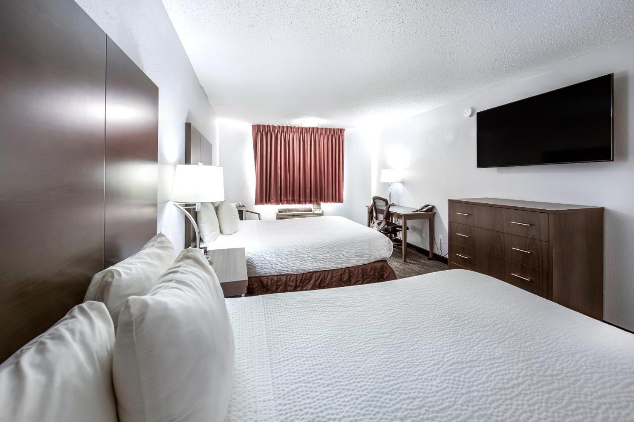 Queen Room with Two Queen Beds at Red Lion Inn & Suites Grants Pass