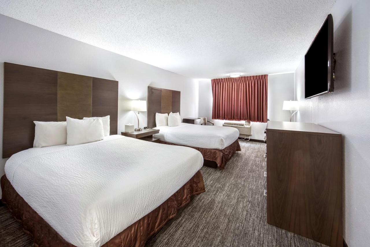 Queen Room with Two Queen Beds at Red Lion Inn & Suites Grants Pass