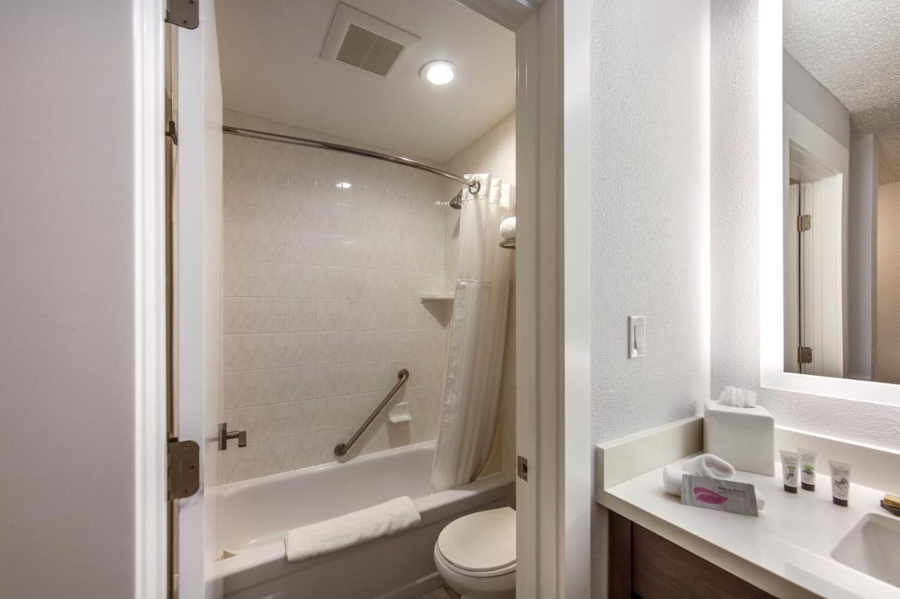 Standard Queen Room at Red Lion Inn & Suites Grants Pass
