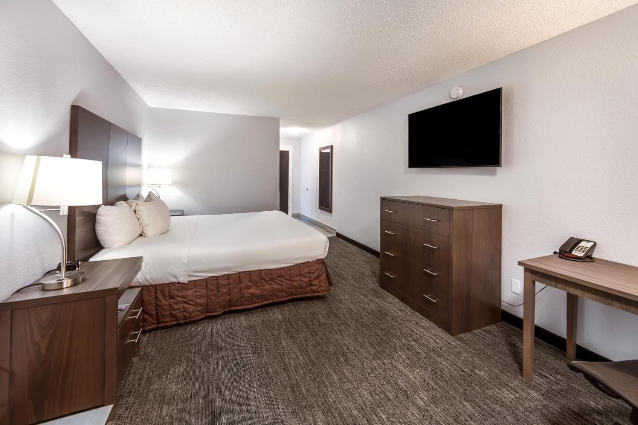 Standard Queen Room at Red Lion Inn & Suites Grants Pass