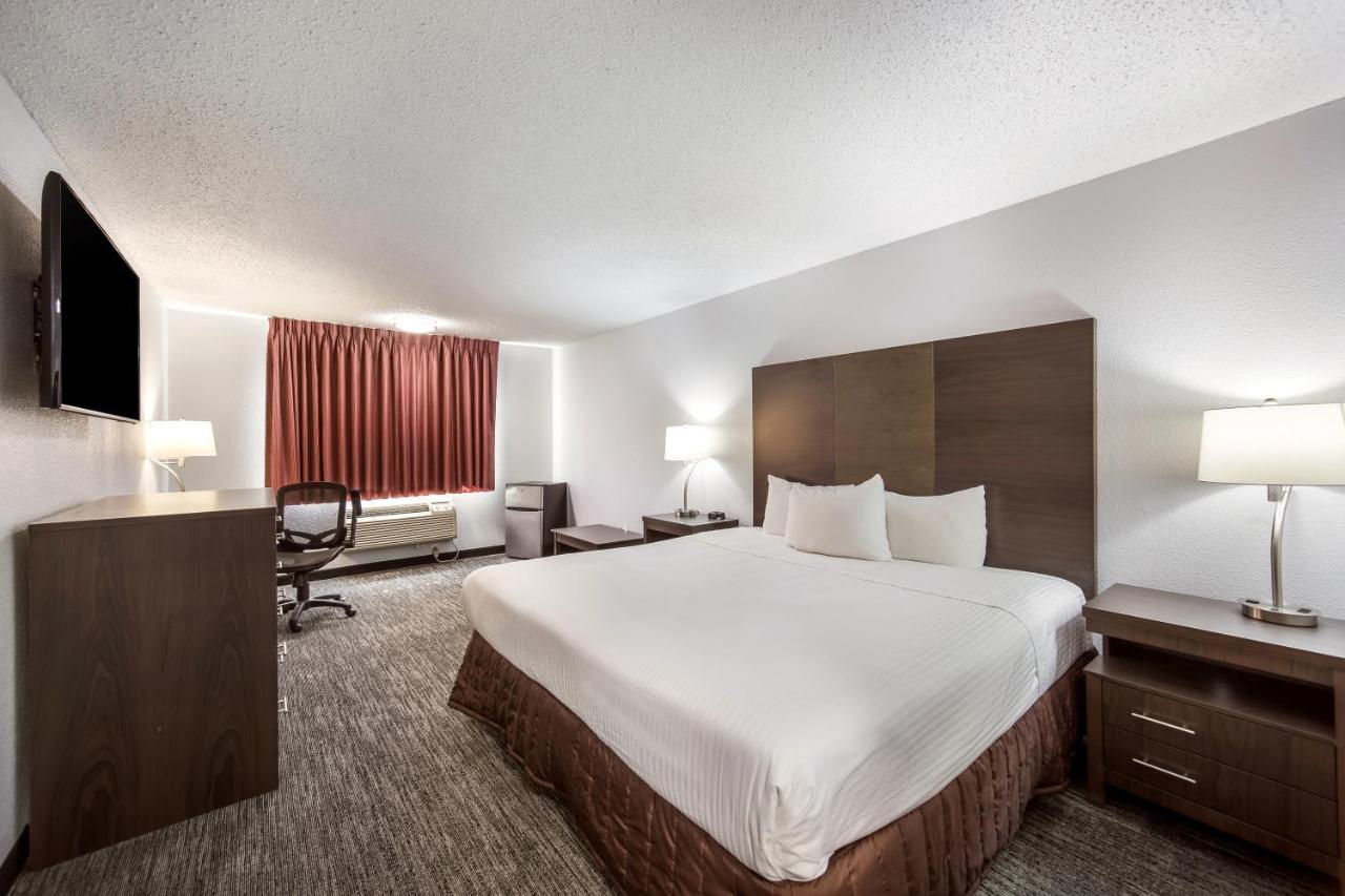 Standard Queen Room at Red Lion Inn & Suites Grants Pass