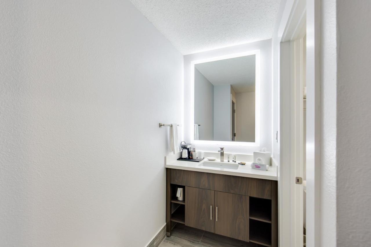 Standard Queen Room at Red Lion Inn & Suites Grants Pass