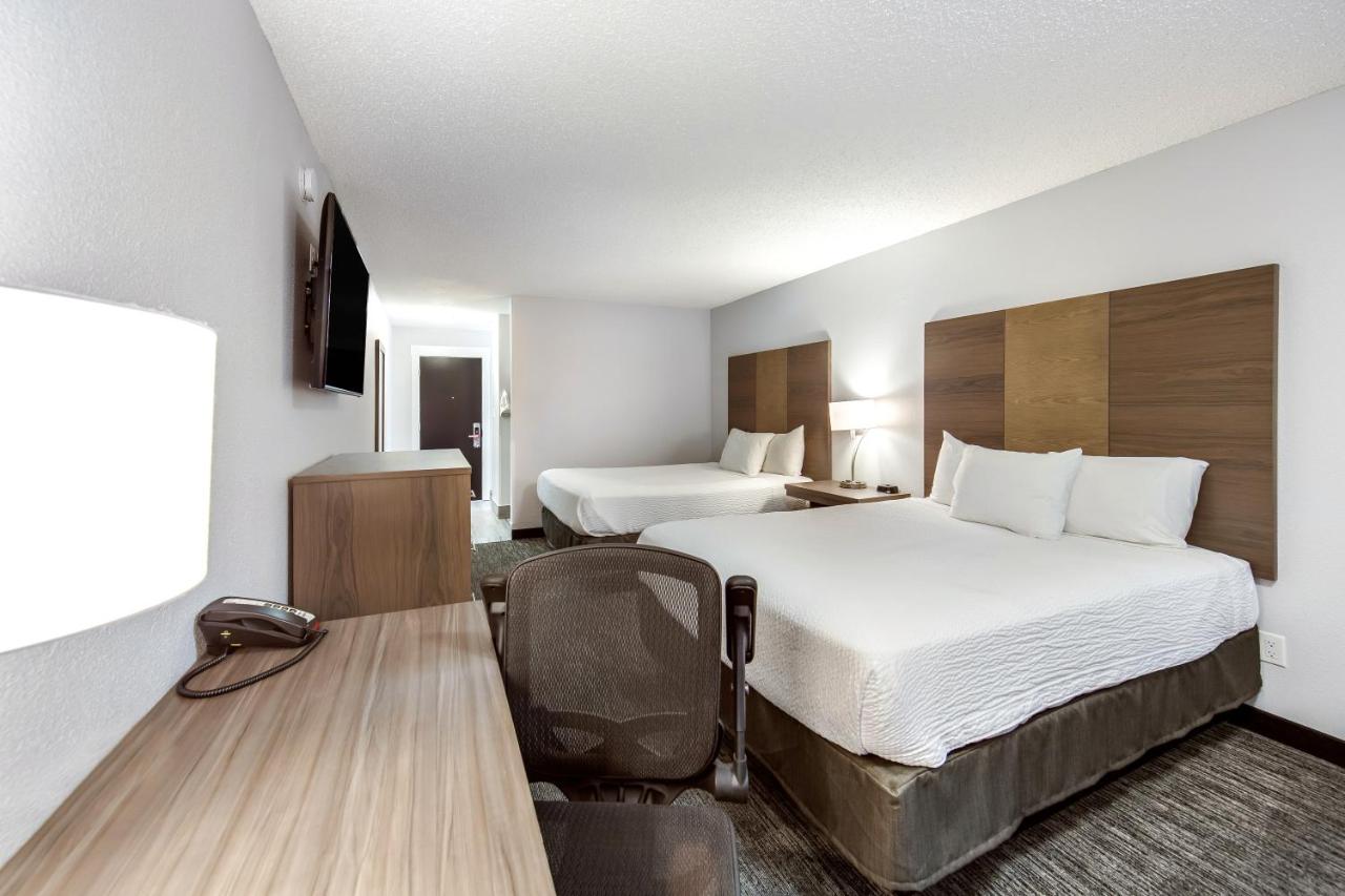 Queen Room with Two Queen Beds at Red Lion Inn & Suites Grants Pass