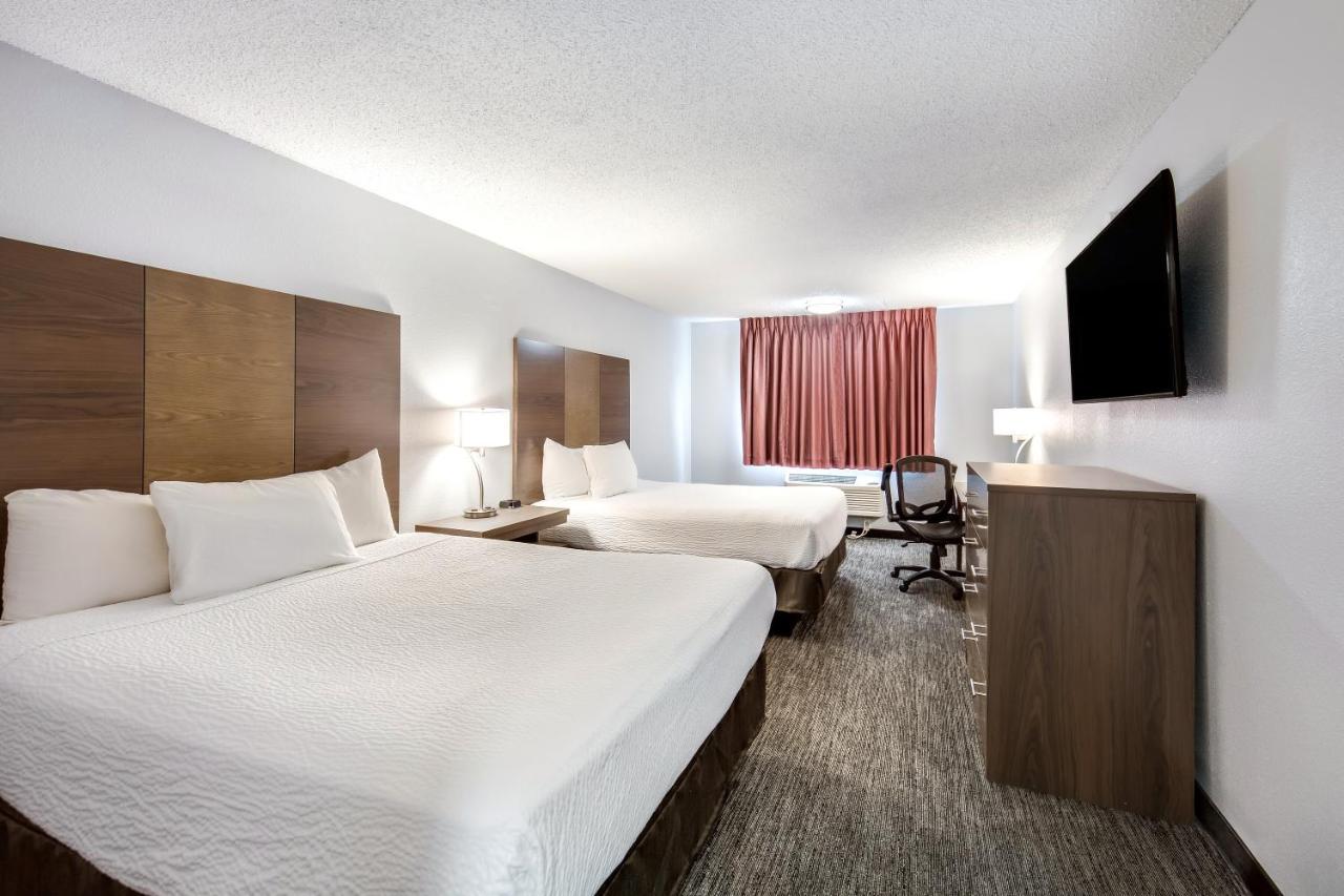 Queen Room with Two Queen Beds at Red Lion Inn & Suites Grants Pass