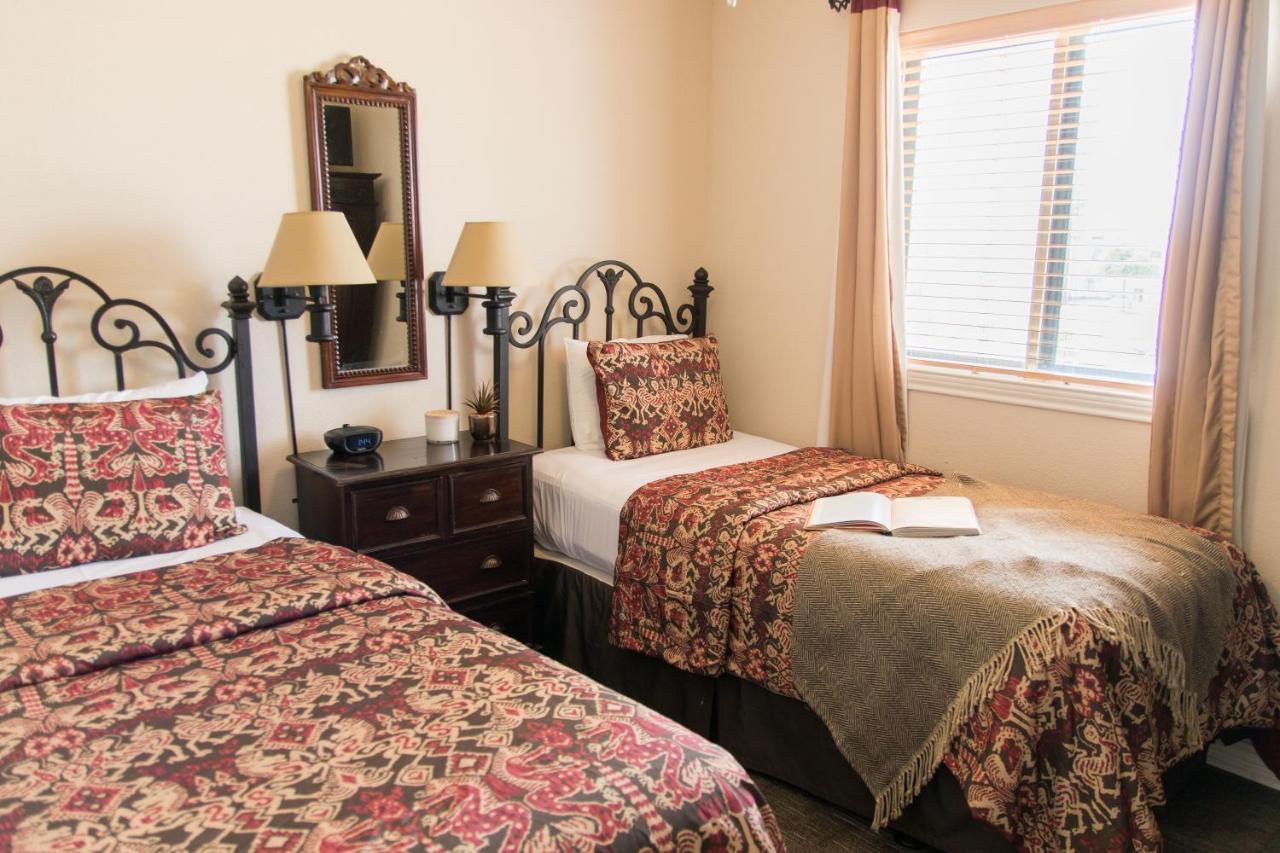 Deluxe Family Suite at Vineyard Court Designer Suites Hotel