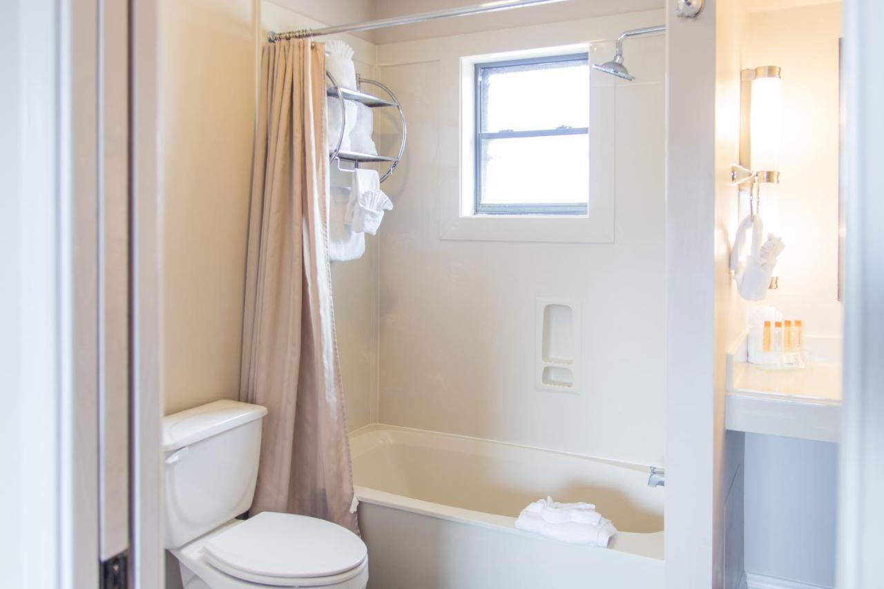 Deluxe Family Suite at Vineyard Court Designer Suites Hotel