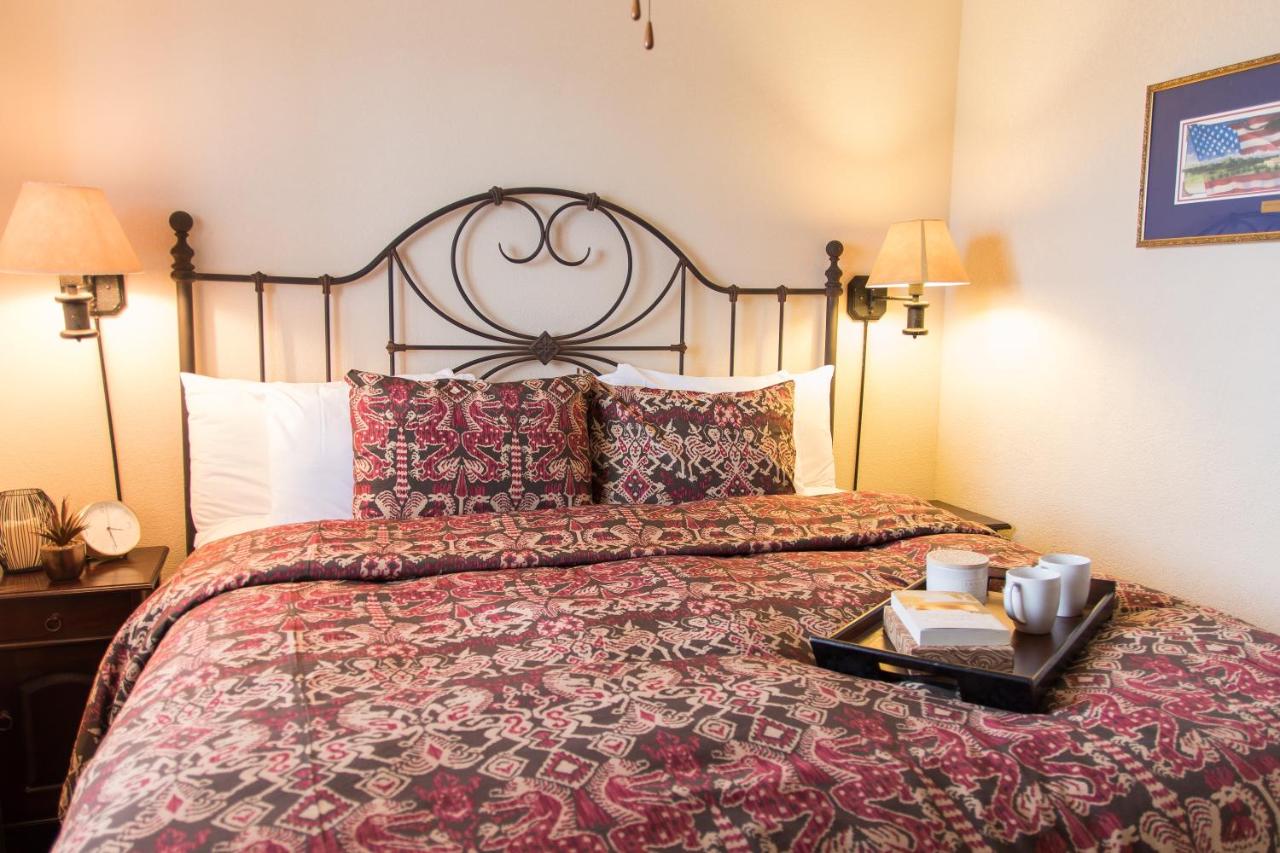 Deluxe King Suite at Vineyard Court Designer Suites Hotel