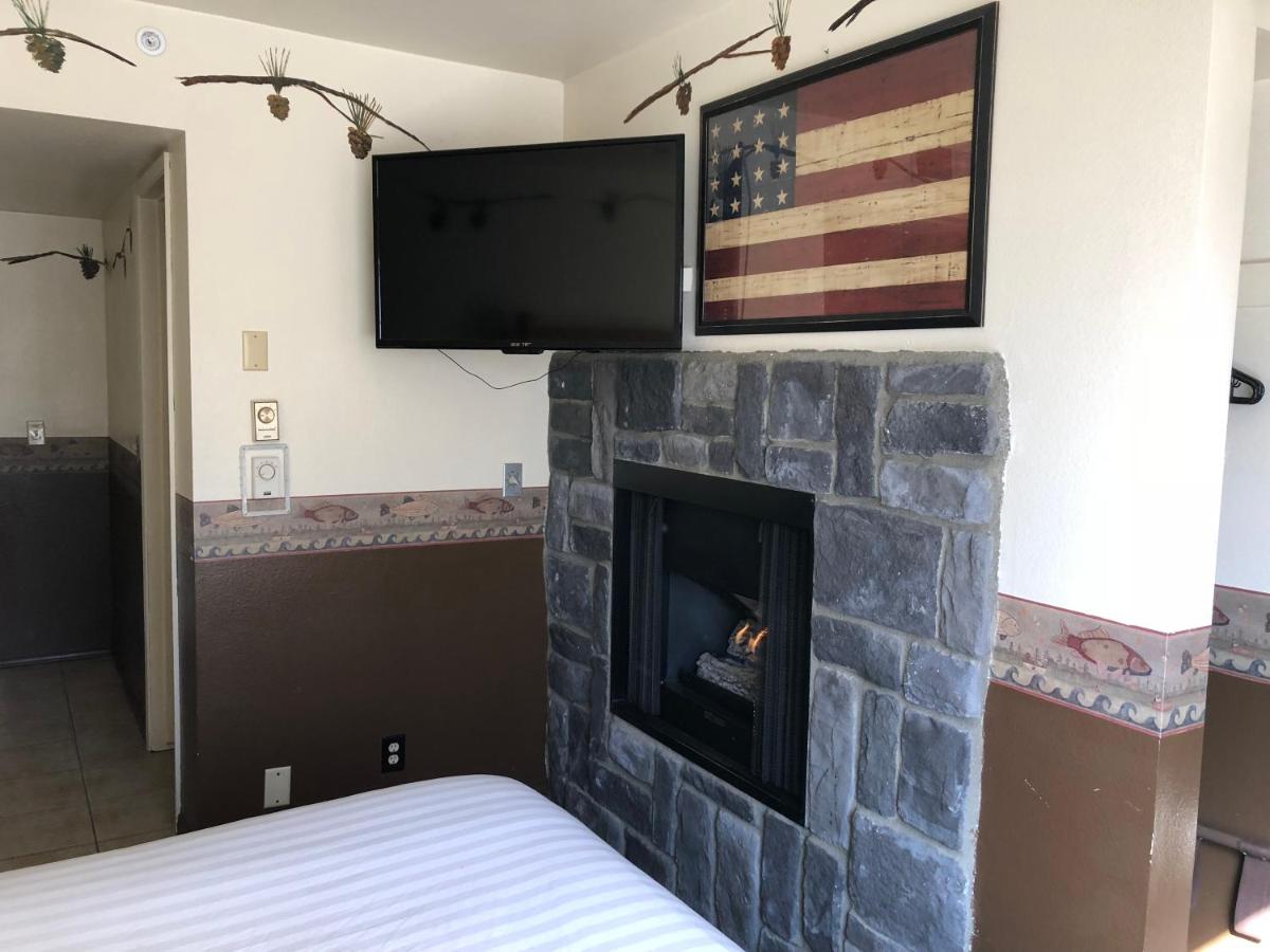 Queen Suite with Spa Bath - Accessible at Fireside Lodge