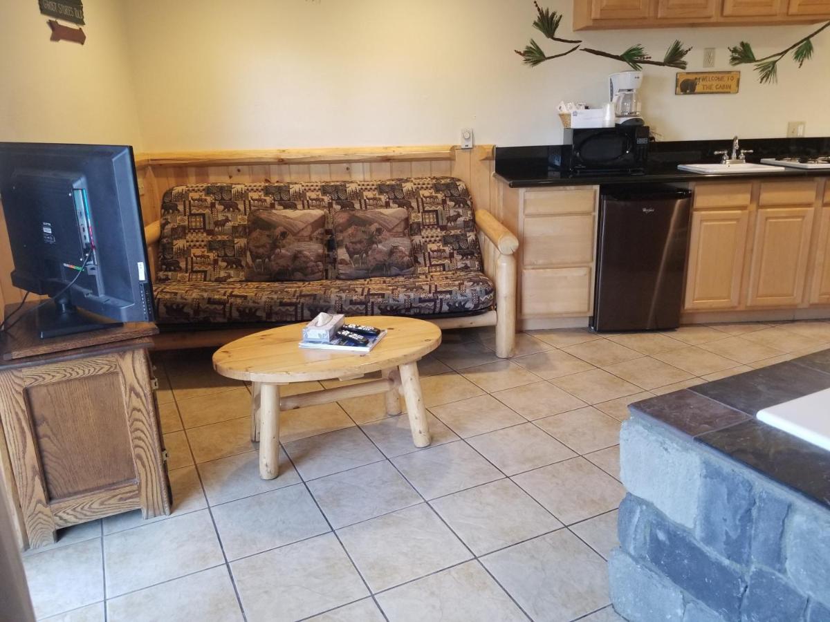Queen Suite with Spa Bath - Accessible at Fireside Lodge