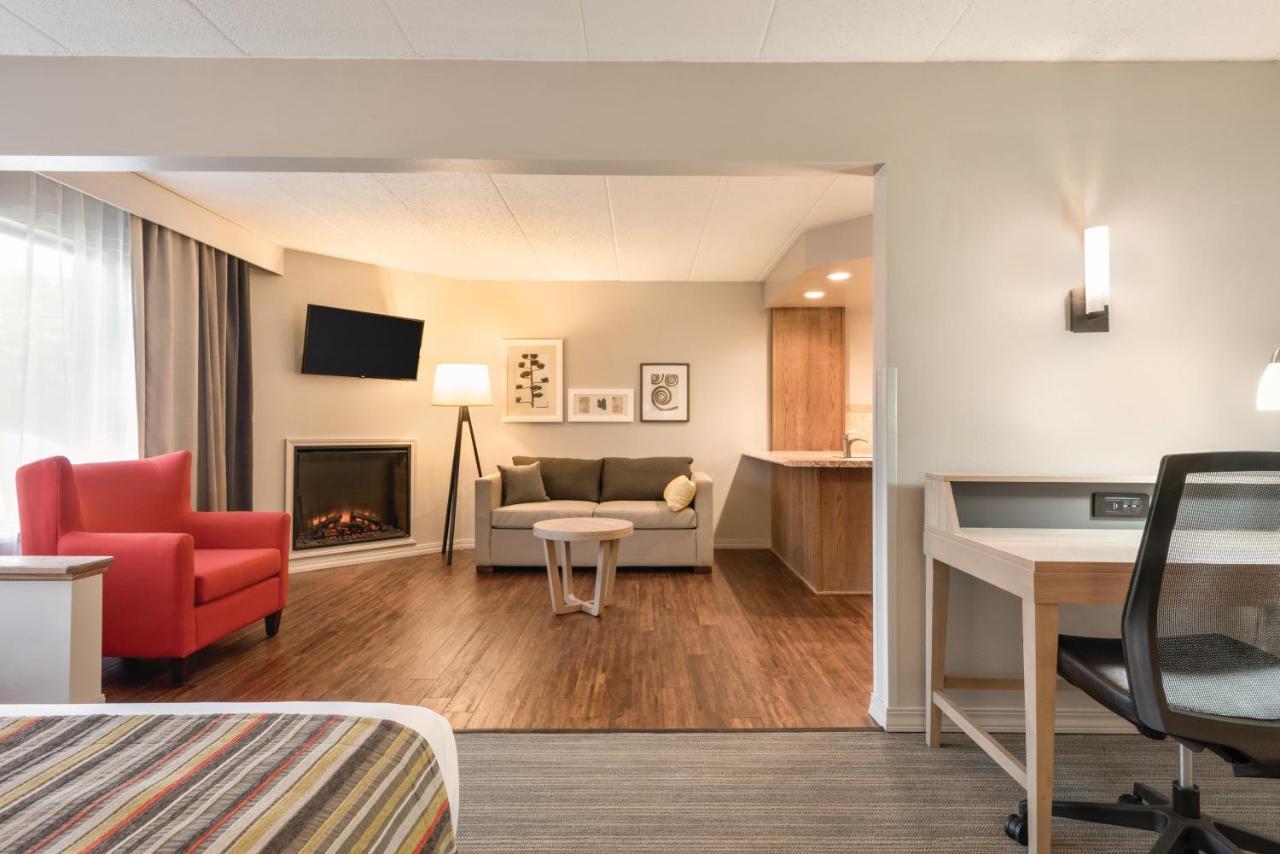 Whirlpool King Suite - Non-Smoking at Country Inn & Suites by Radisson, La Crosse, WI