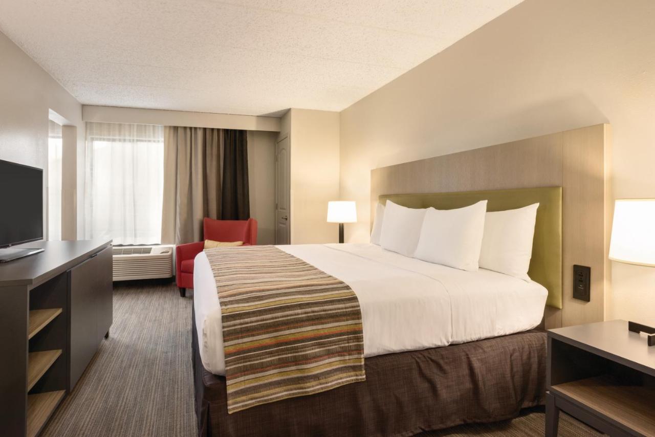 Whirlpool King Suite - Non-Smoking at Country Inn & Suites by Radisson, La Crosse, WI