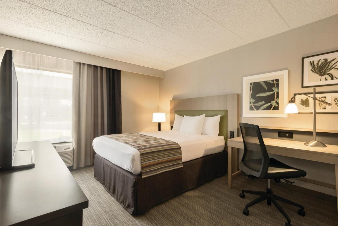Queen Room - Disability Access/Non-Smoking at Country Inn & Suites by Radisson, La Crosse, WI
