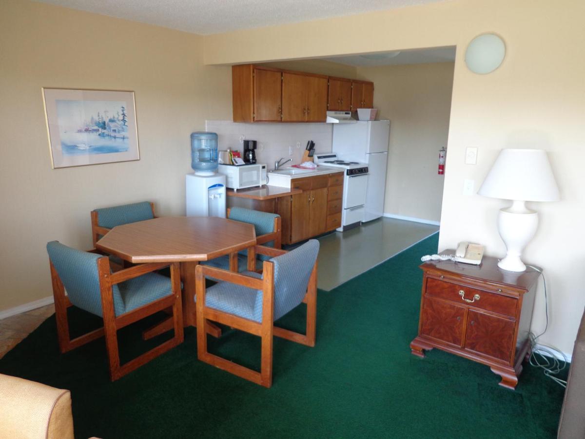Two-Bedroom Suite with Two Queen Beds at Ocean Shores Inn & Suites