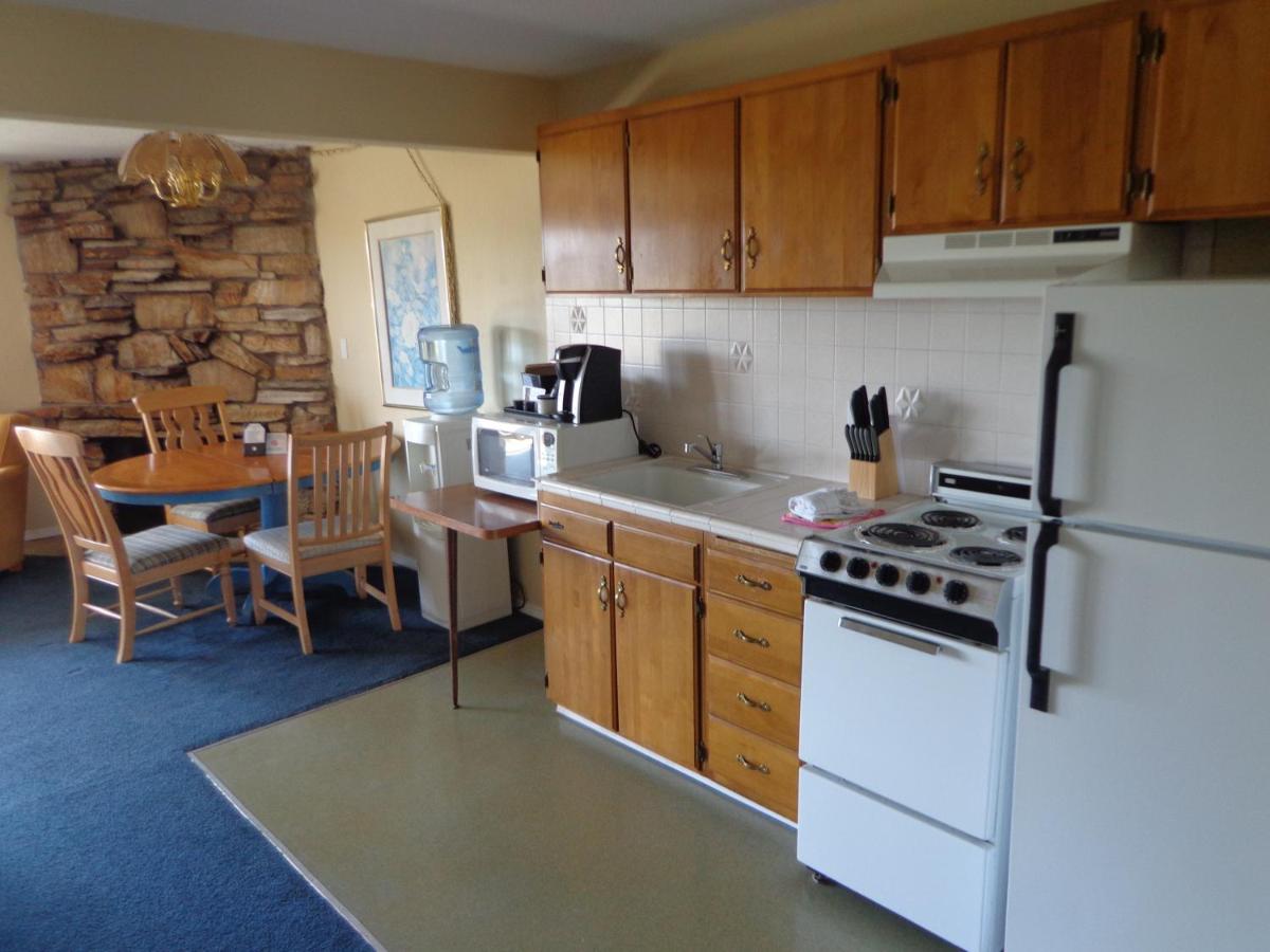 One-Bedroom Queen Suite at Ocean Shores Inn & Suites