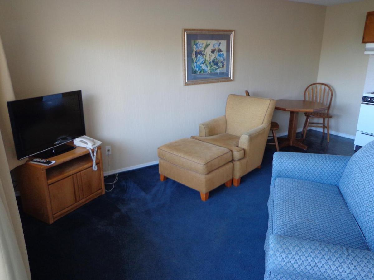 One-Bedroom Queen Suite at Ocean Shores Inn & Suites