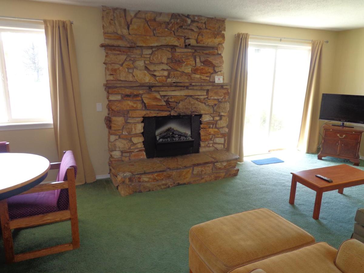 One-Bedroom Suite with Two Queen Beds at Ocean Shores Inn & Suites