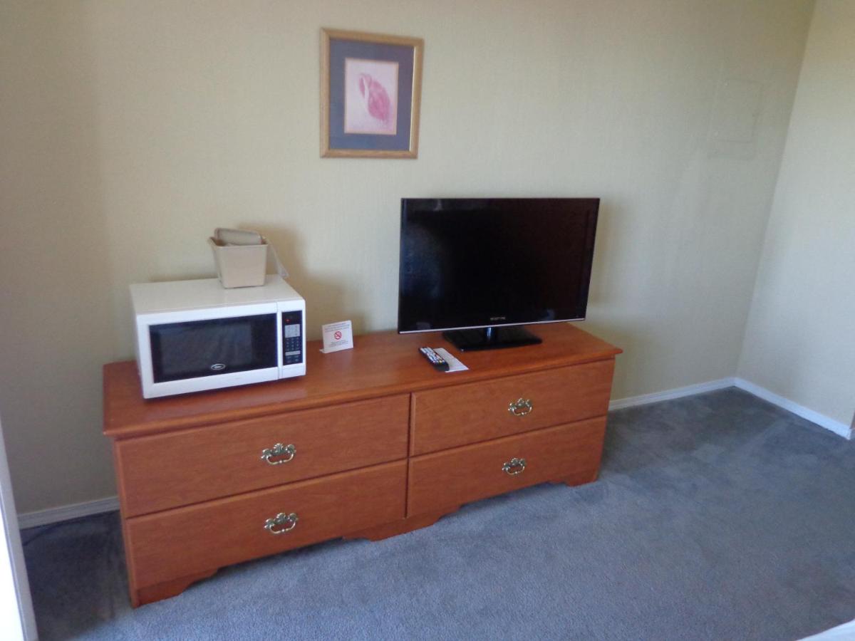 Queen Studio at Ocean Shores Inn & Suites