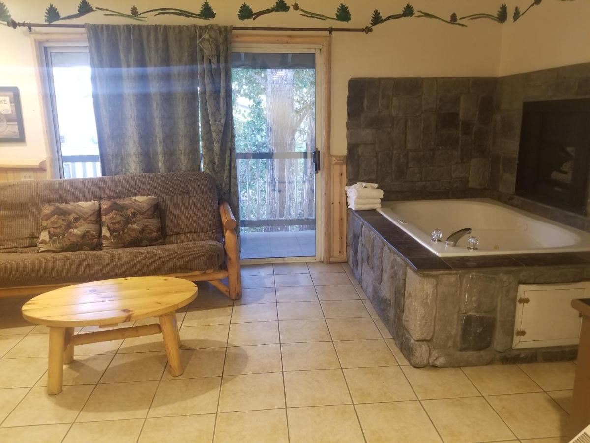 Queen Suite with Spa Bath - Accessible at Fireside Lodge