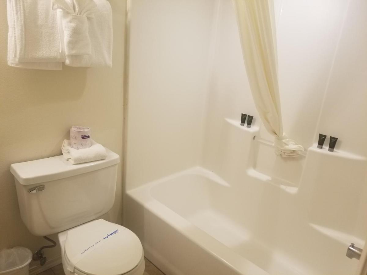 Queen Suite with Spa Bath - Accessible at Fireside Lodge