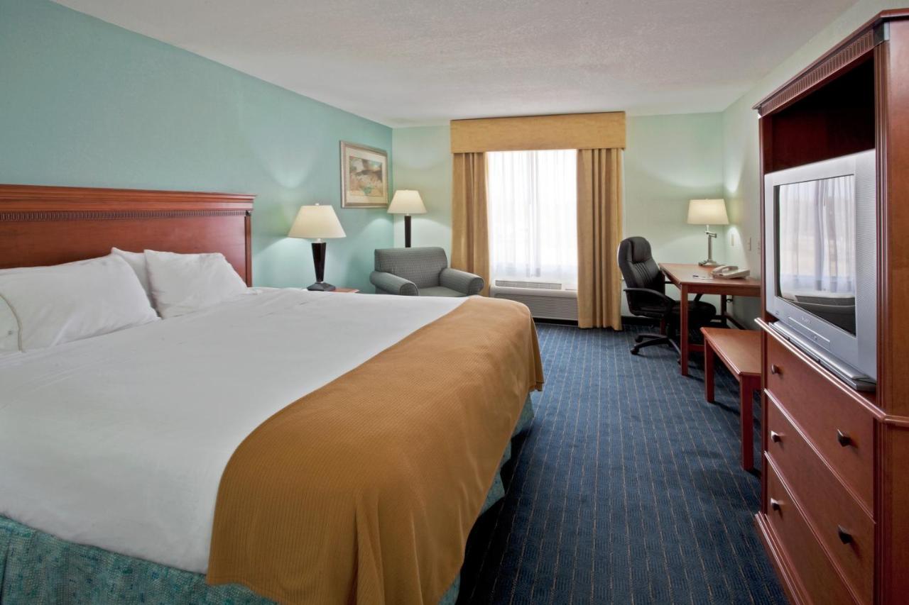 King Suite at Holiday Inn Express Hotel & Suites Lake Okeechobee by IHG