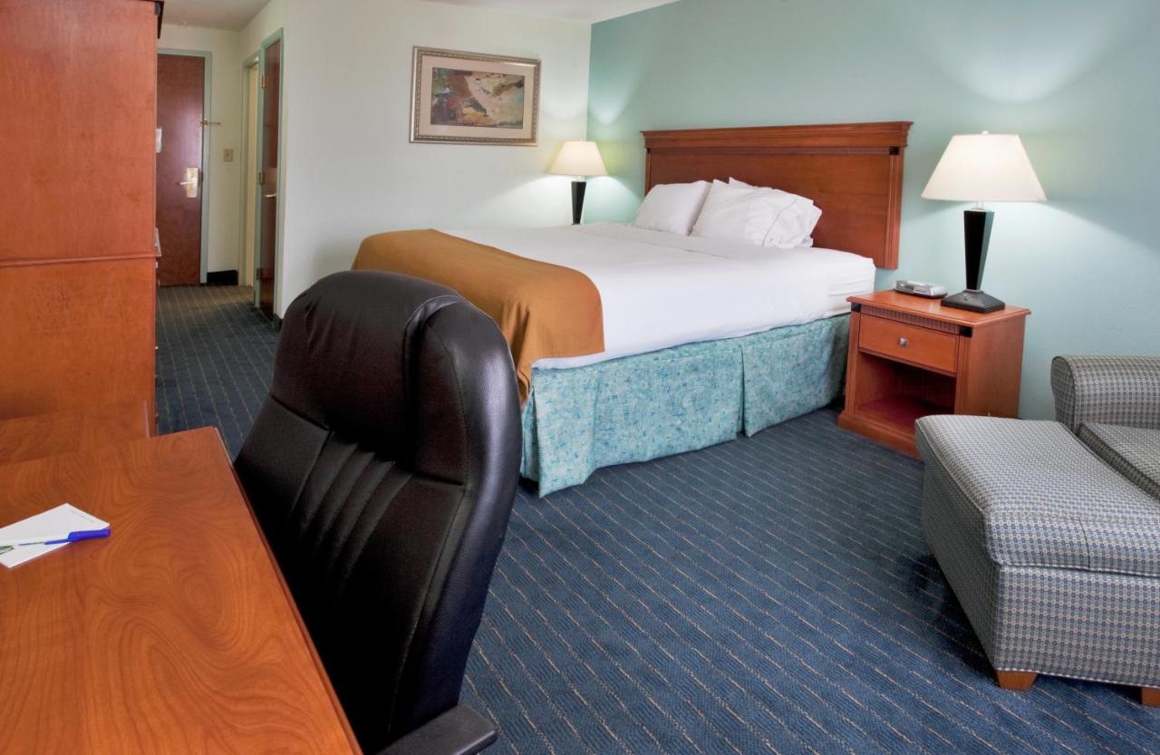 King Suite at Holiday Inn Express Hotel & Suites Lake Okeechobee by IHG