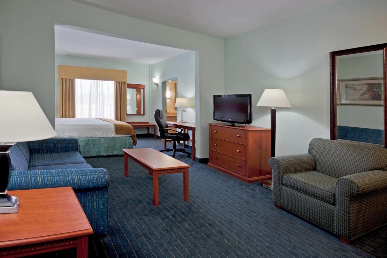 King Suite at Holiday Inn Express Hotel & Suites Lake Okeechobee by IHG