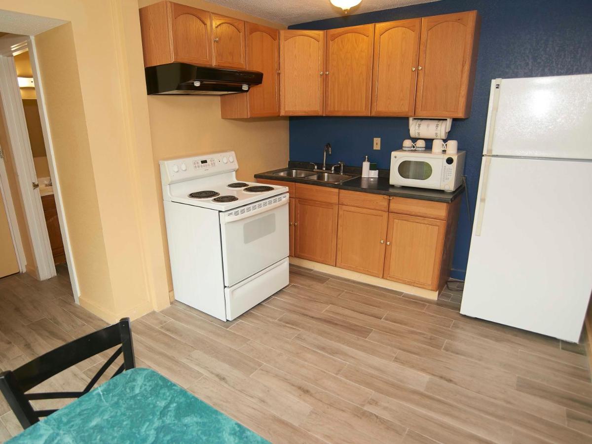 Two Queen Beds with Kitchen at Swiss Chalets Village Inn